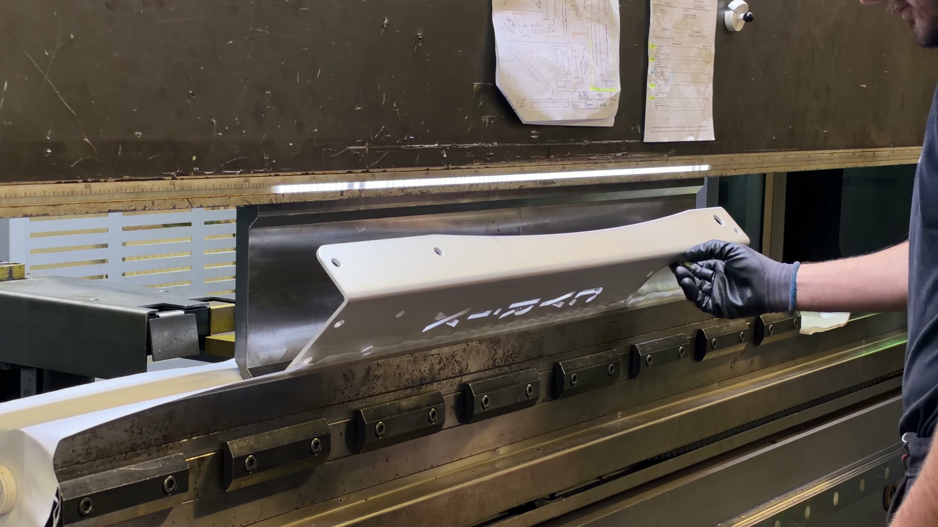 Une pièce portant CYRiX après son pliage, entre les mains de l’opérateur