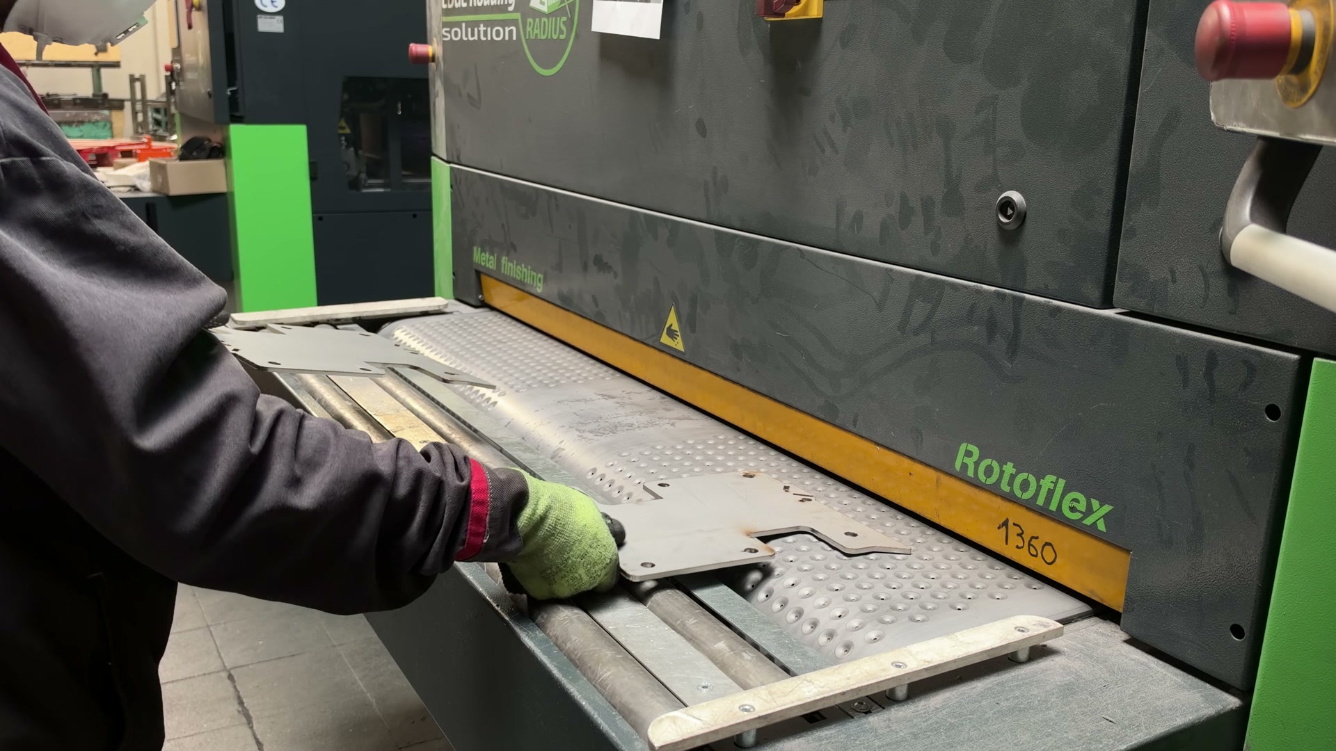Le travail des pièces découpées dans l’atelier