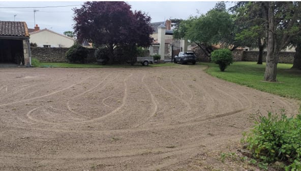 La même cour après le passage du désherbeur