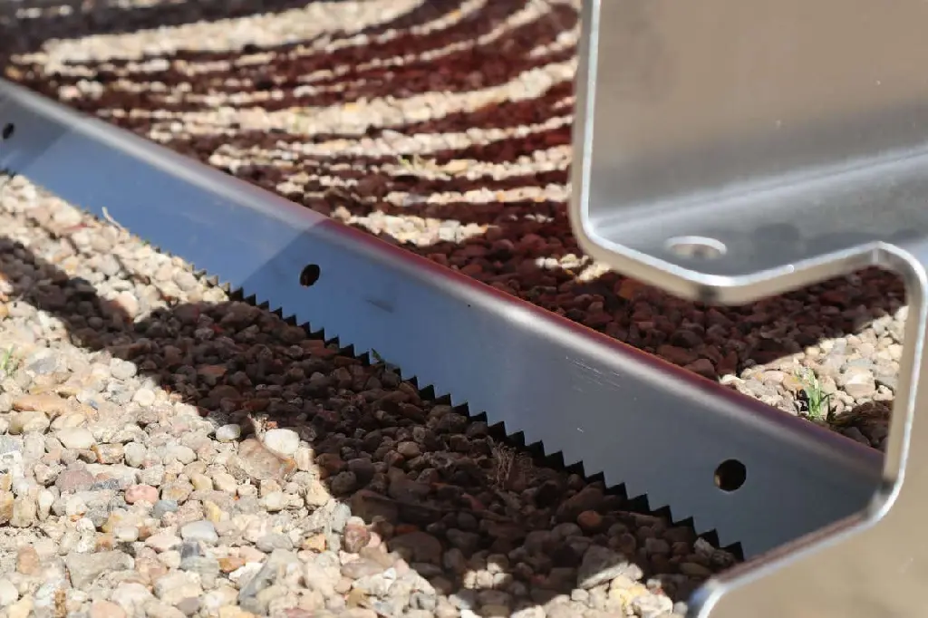 RBVx100 – Détail de la lame de désherbage / Weeding blade detail